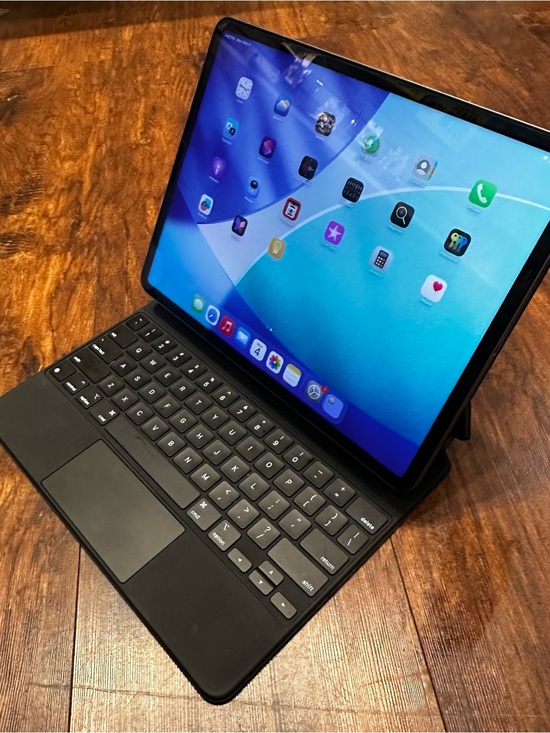 Apple iPad Pro 12.9” 5th Gen (256GB, WiFi) + Magic Keyboard A2480